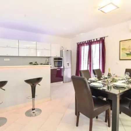 Holiday home Kuca/Apartman S Bazenom *