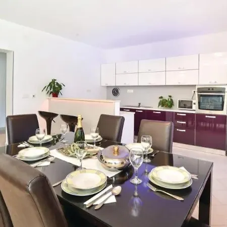 Kuca/Apartman S Bazenom Hébergement de vacances *